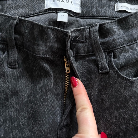 FRAME Denim Le Skinny de Jeanne Tonal Python Pattern Grey Neutral Jeans Size 25 - Picture 5 of 16